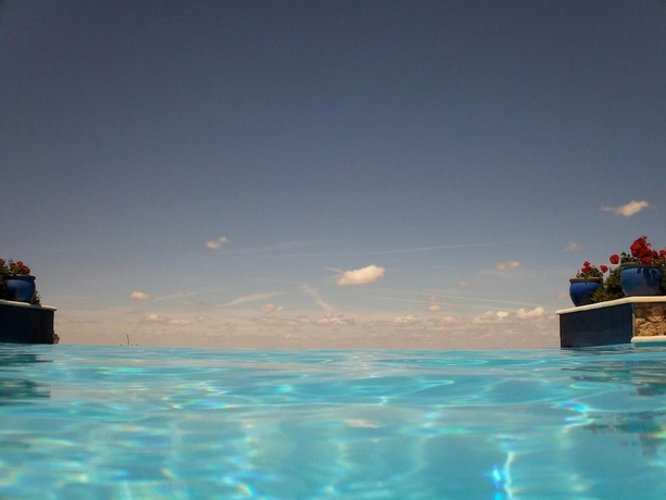 Imagen de la piscina del Hotel El Rancho, Torrecaballeros. Foto 14