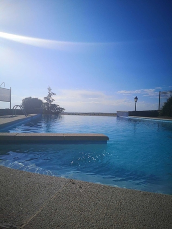 Imagen de la piscina del Hotel El Rancho, Torrecaballeros. Foto 15