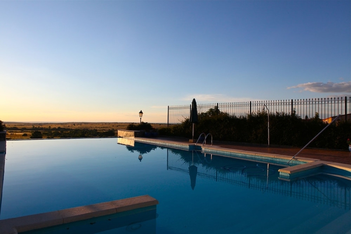 Imagen de la piscina del Hotel El Rancho, Torrecaballeros. Foto 18
