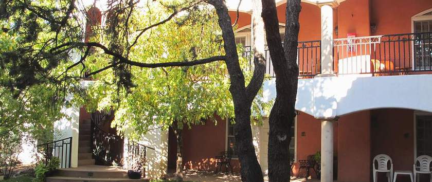 Imagen de los exteriores del Hotel El Rey Court. Foto 7