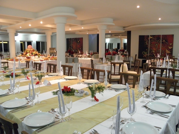 Imagen del bar/restaurante del Hotel El Shadai Park. Foto 4