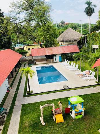 Imagen de la piscina del Hotel El Sunzalito. Foto 8