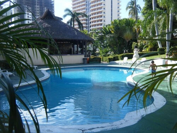 Imagen de la piscina del Hotel El Tropicano. Foto 18