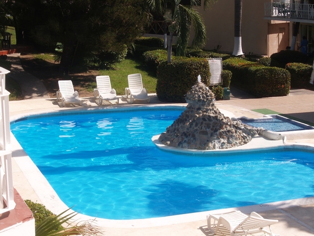 Imagen de la piscina del Hotel El Tropicano. Foto 19