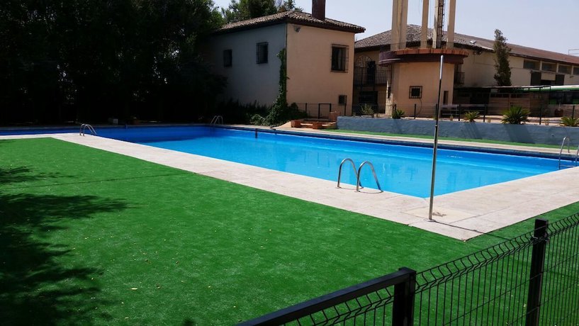 Imagen de la piscina del Hotel El Zorzal. Foto 8