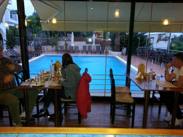 Imagen de la piscina del Hotel Ela Mesa. Foto 13