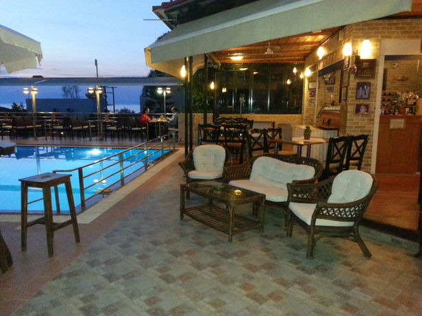 Imagen de la piscina del Hotel Ela Mesa. Foto 15