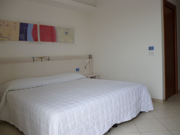 Imagen de la habitación del Hotel Elaia Garden. Foto 10