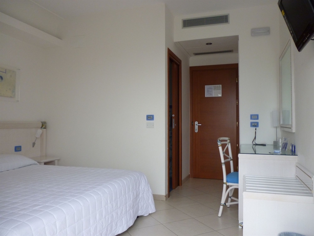 Imagen de la habitación del Hotel Elaia Garden. Foto 13