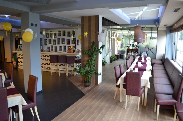 Imagen del bar/restaurante del Hotel Elate Plaza Business. Foto 8