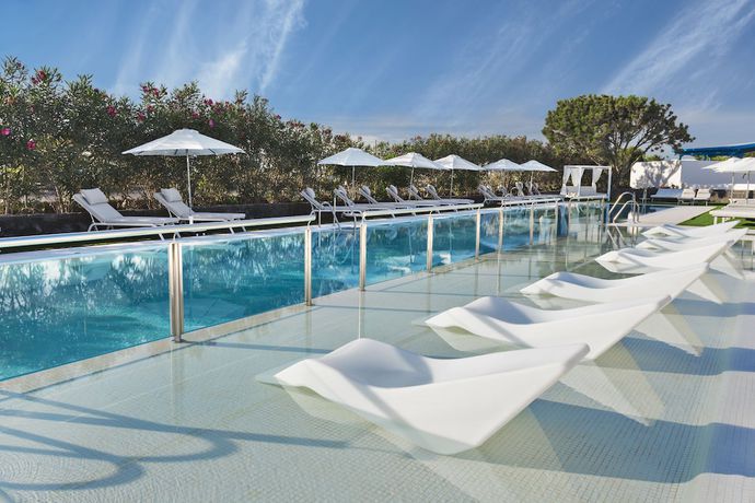 Imagen de la piscina del Hotel Elba Lanzarote Premium Suites. Foto 18