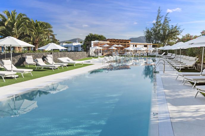 Imagen de la piscina del Hotel Elba Lanzarote Premium Suites. Foto 19