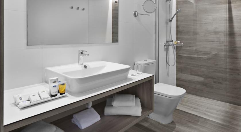 Imagen de la habitación del Hotel Elba Lanzarote Royal Village Resort. Foto 4