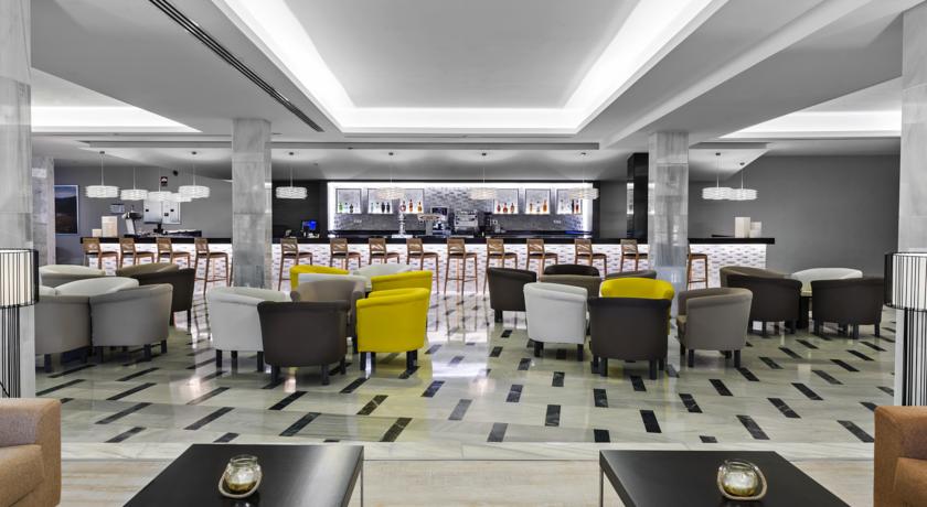 Imagen del bar/restaurante del Hotel Elba Lanzarote Royal Village Resort. Foto 2