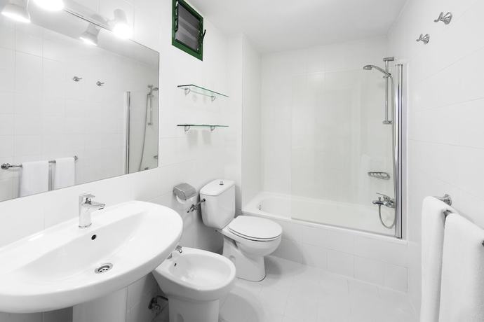 Imagen de la habitación del Hotel Elba Lucía Sport and Suite. Foto 19