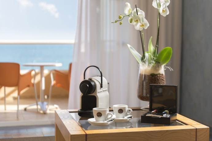 Imagen de la habitación del Hotel Elba Sara Beach and Golf Resort. Foto 15