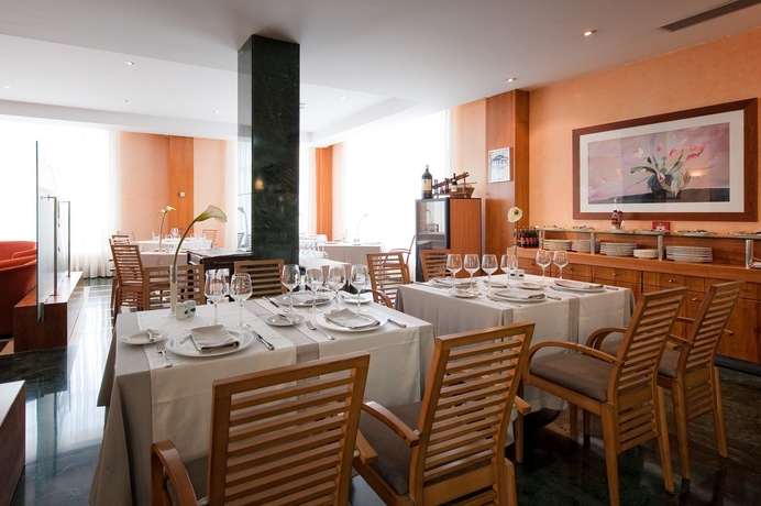 Imagen del bar/restaurante del Hotel Elba Vecindario Aeropuerto Business & Convention Hotel. Foto 6