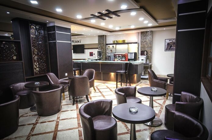 Imagen del bar/restaurante del Hotel Elbey Constantine. Foto 11