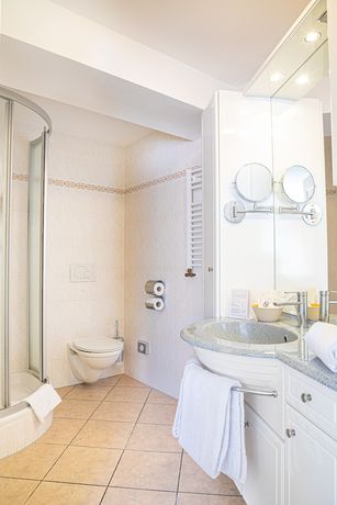 Imagen de la habitación del Hotel Elbpromenade. Foto 8