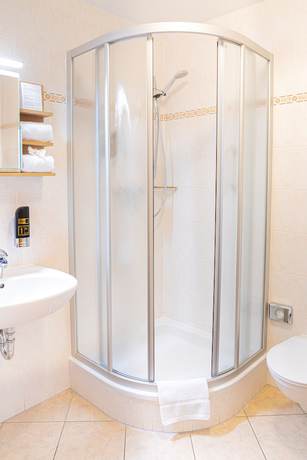 Imagen de la habitación del Hotel Elbpromenade. Foto 17