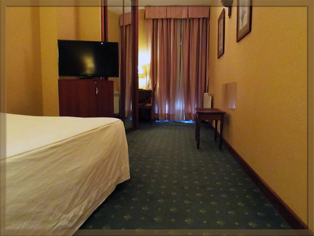 Imagen de la habitación del Hotel Ele Puente Romano. Foto 15