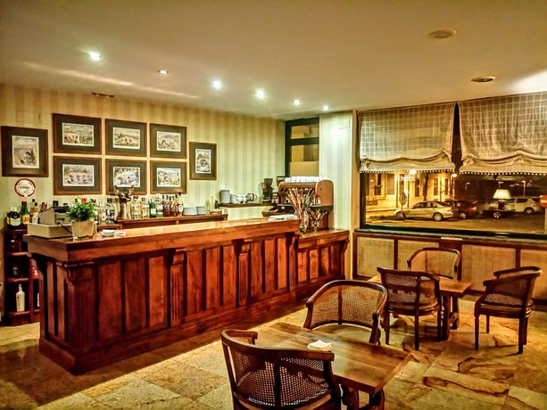 Imagen del bar/restaurante del Hotel Ele Puente Romano. Foto 7