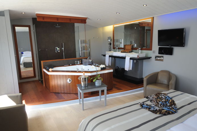 Imagen de la piscina del Hotel El&eacute;gance Suites - &Icirc;le De R&eacute;. Foto 14