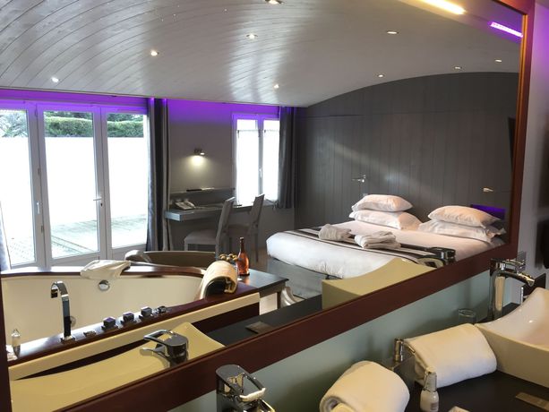 Imagen de los interiores del Hotel El&eacute;gance Suites - &Icirc;le De R&eacute;. Foto 13