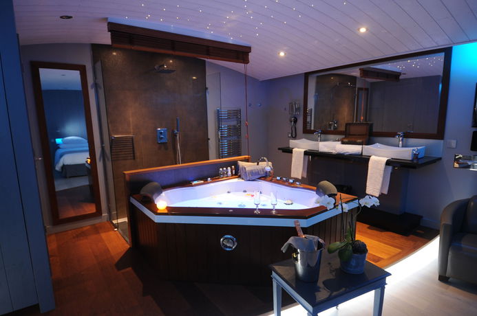 Imagen del bar/restaurante del Hotel El&eacute;gance Suites - &Icirc;le De R&eacute;. Foto 3