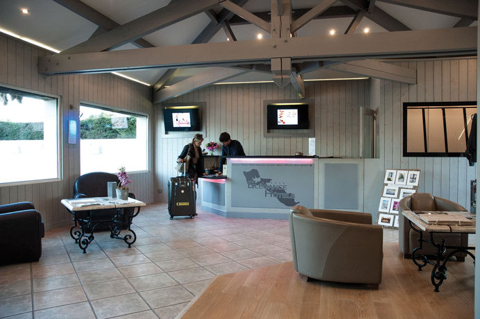 Imagen del bar/restaurante del Hotel El&eacute;gance Suites - &Icirc;le De R&eacute;. Foto 4