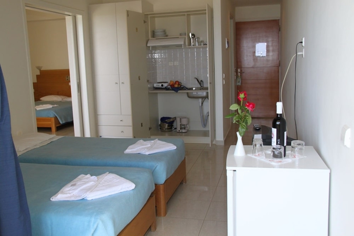 Imagen de la habitación del Hotel Eleftheria, Stalos. Foto 7