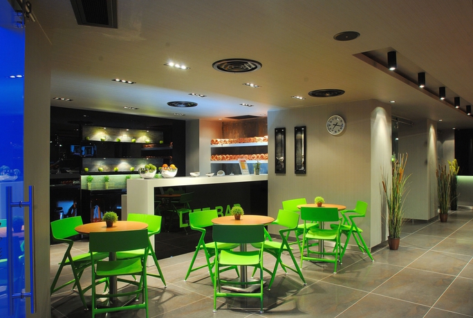 Imagen de la piscina del Hotel Elegance Hotels International. Foto 15