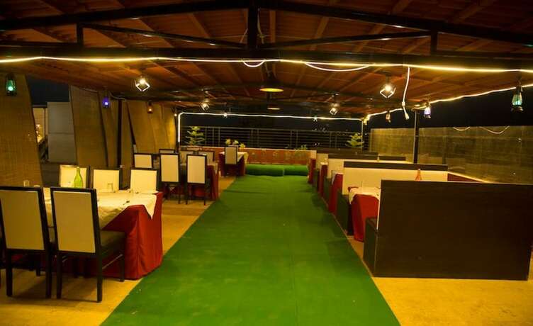 Imagen del bar/restaurante del Hotel Elegance Villa. Foto 4