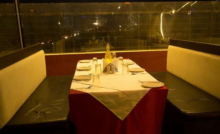 Imagen del bar/restaurante del Hotel Elegance Villa. Foto 5
