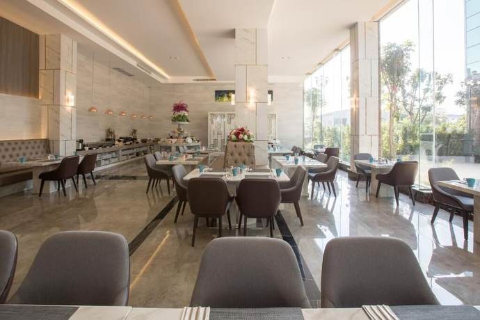 Imagen del bar/restaurante del Hotel Elegant Airport Hotel. Foto 3