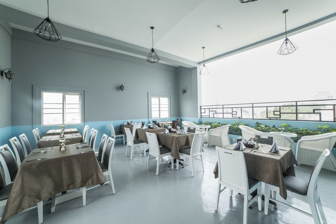 Imagen del bar/restaurante del Hotel Elegant. Foto 2