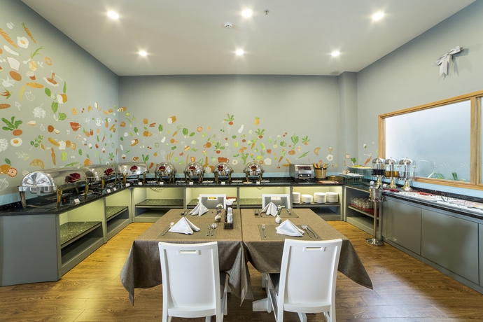 Imagen del bar/restaurante del Hotel Elegant. Foto 3