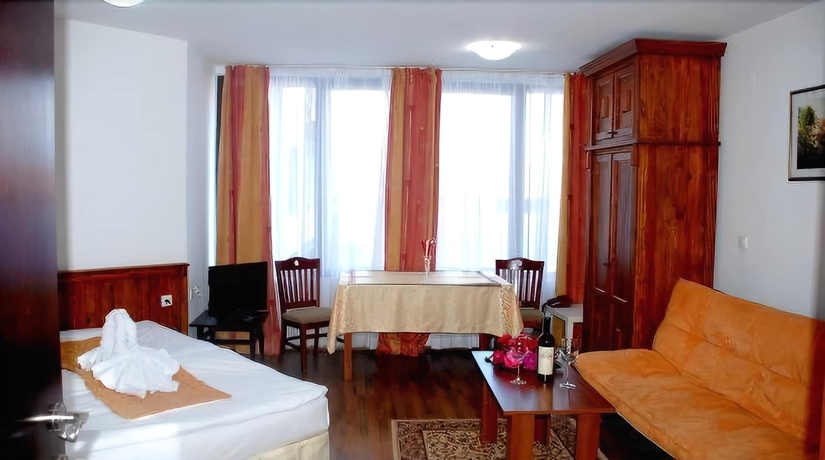 Imagen de la habitación del Hotel Elegant Lux. Foto 9