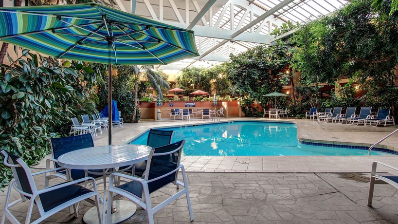 Imagen de la piscina del Hotel Elegante Conference and Event Center Colorado Springs. Foto 13