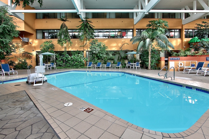 Imagen de la piscina del Hotel Elegante Conference and Event Center Colorado Springs. Foto 14