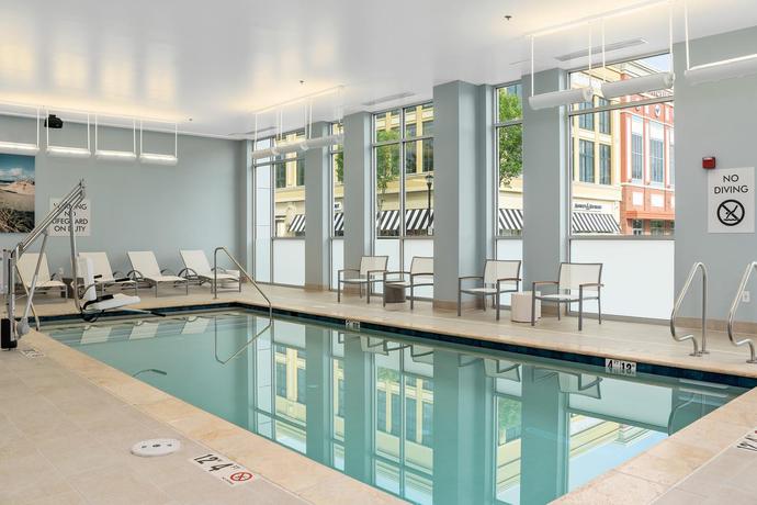 Imagen de la piscina del Hotel Element Hampton Peninsula Town Center. Foto 14
