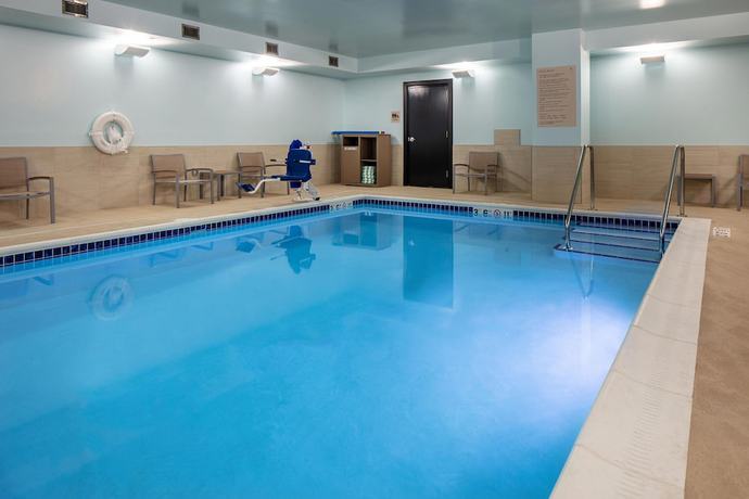 Imagen de la piscina del Hotel Element Iowa City. Foto 20