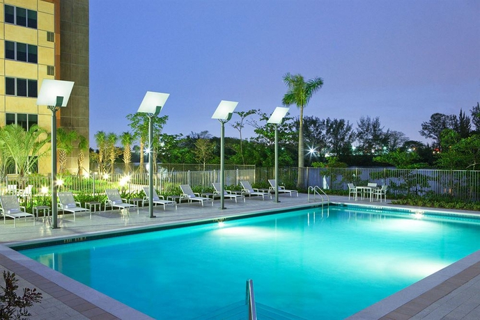 Imagen de la piscina del Hotel Element Miami International Airport. Foto 16