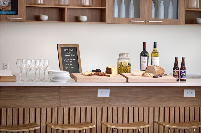 Imagen del bar/restaurante del Hotel Element Toronto Airport. Foto 5