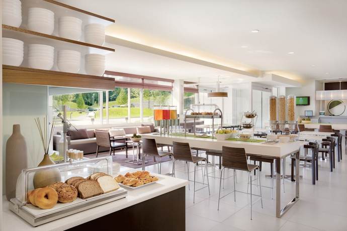 Imagen del bar/restaurante del Hotel Element Toronto Airport. Foto 6