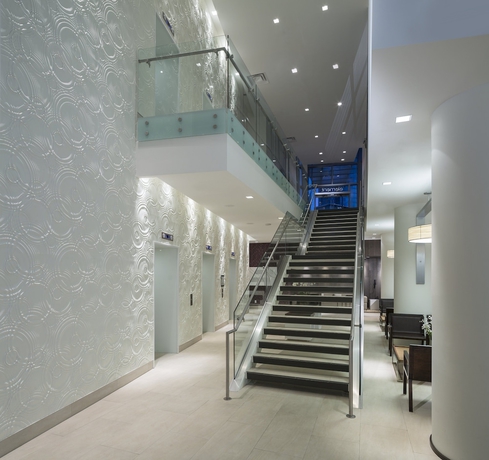 Imagen de los interiores del Hotel Element Vancouver Metrotown. Foto 17