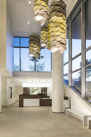 Imagen de los interiores del Hotel Element Vancouver Metrotown. Foto 19