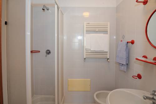 Imagen de la habitación del Hotel Elena, Binda. Foto 3