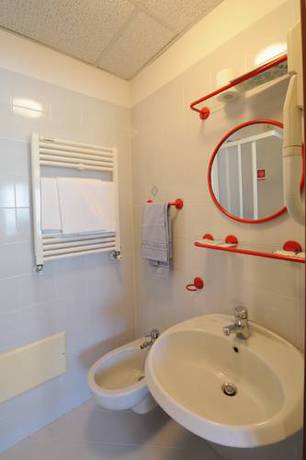 Imagen de la habitación del Hotel Elena, Binda. Foto 5
