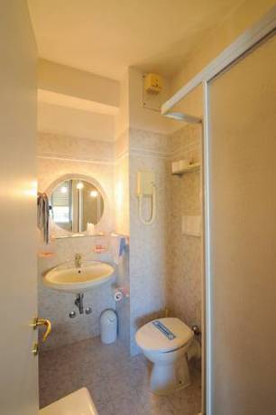 Imagen de la habitación del Hotel Elena, Binda. Foto 6